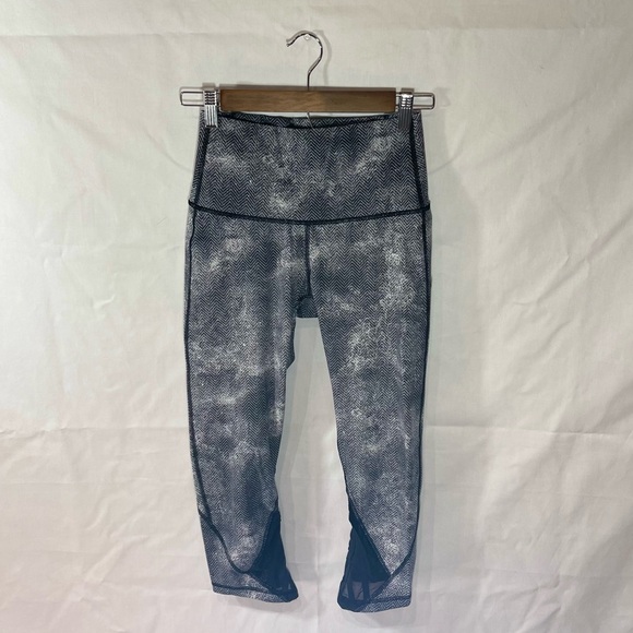 Lululemon Gray Essential Rhythm Crop Diffusion White 6 Activewear Bottoms EUC - Picture 3 of 6